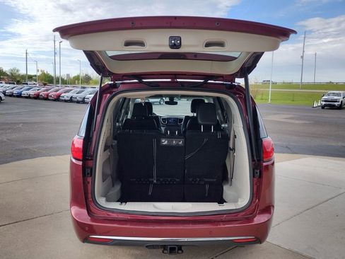 Used 2018 Chrysler Pacifica Touring-L Plus FWD image 16
