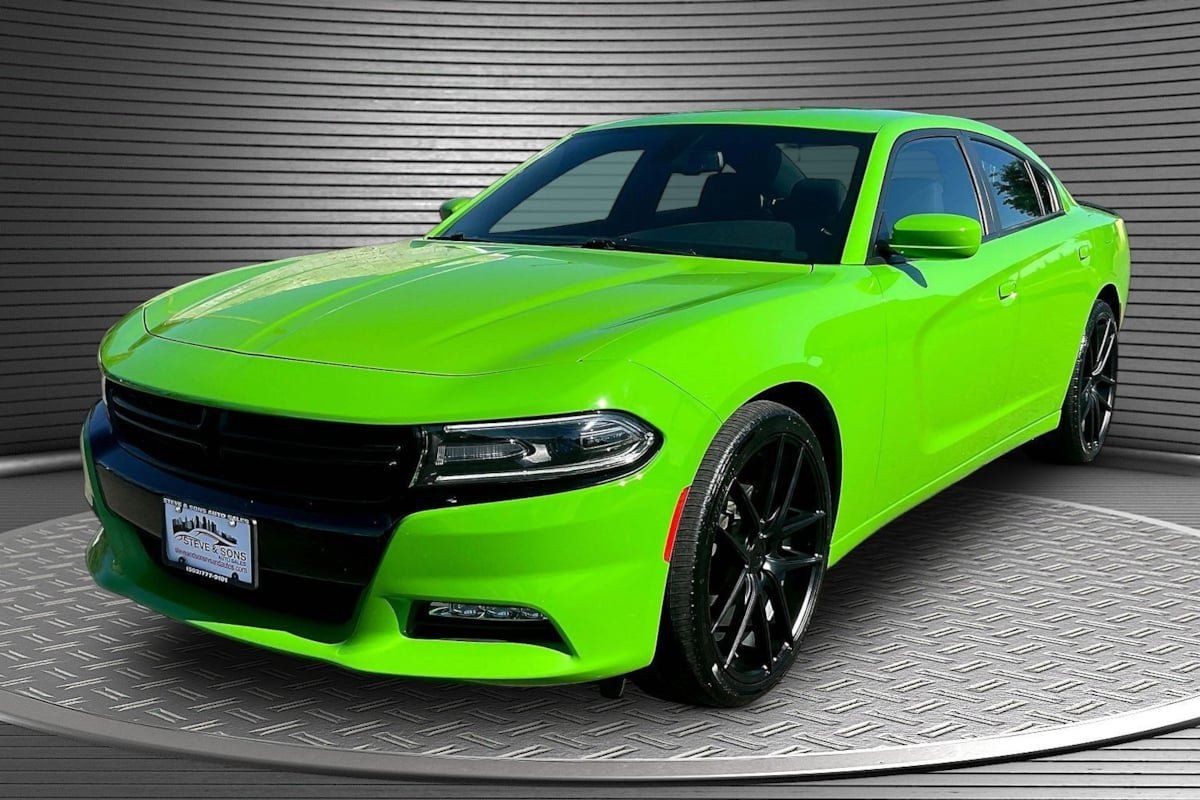 Used 2017 Dodge Charger SXT w/ Rallye Group RWD image 3