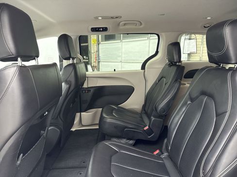 Used 2023 Chrysler Pacifica Touring-L image 29