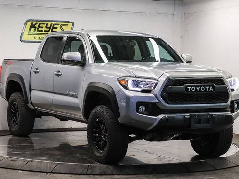 Used 2017 Toyota Tacoma TRD Off-Road AWD/4WD image 5