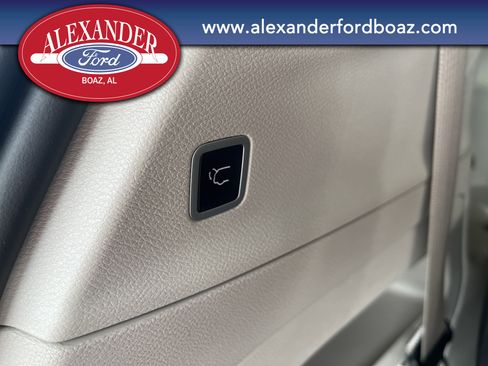 Used 2023 Chrysler Pacifica Touring-L image 20