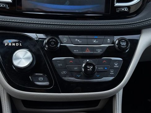 Used 2023 Chrysler Pacifica Limited FWD image 40