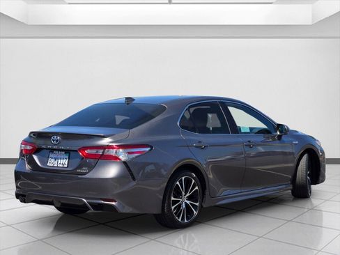 Used 2020 Toyota Camry SE w/ Sunroof Package FWD image 5
