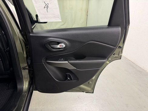 Used 2019 Jeep Cherokee Latitude Plus w/ Cold Weather Group AWD/4WD image 13