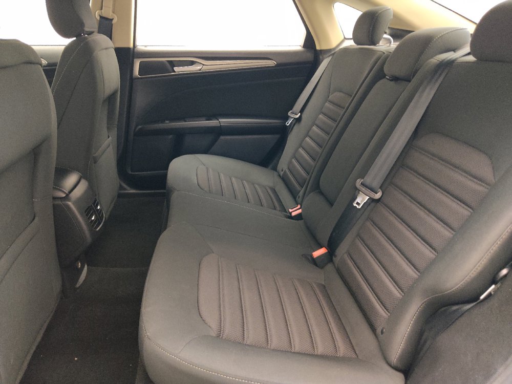 Used 2019 Ford Fusion SE FWD image 18