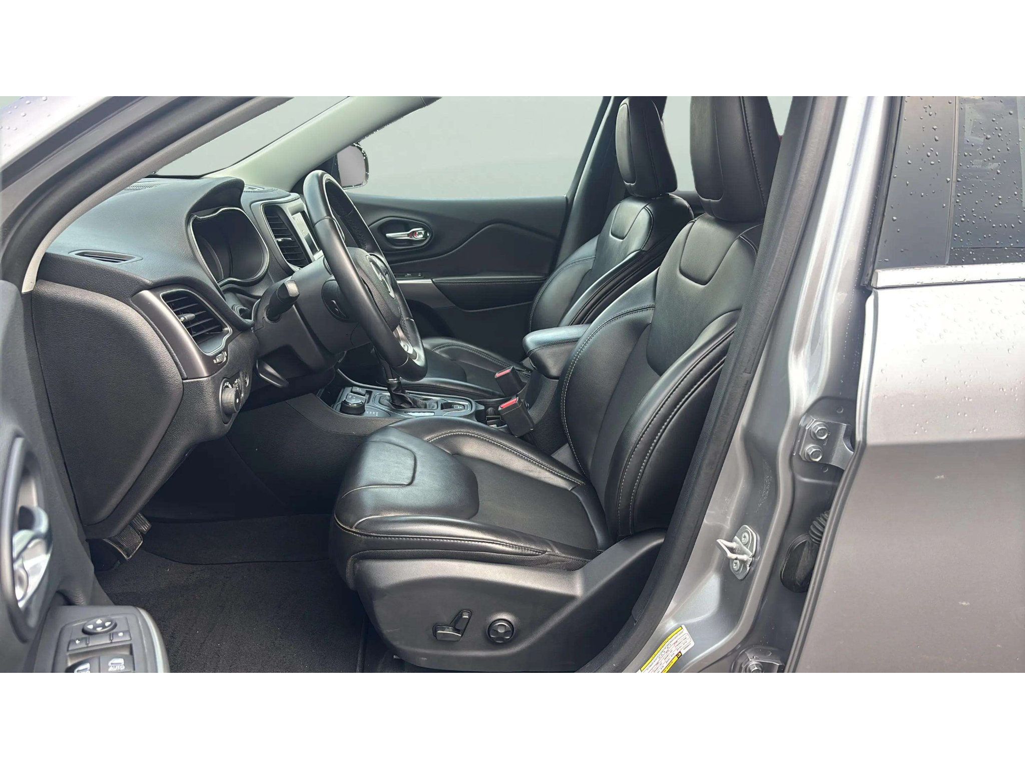 Used 2019 Jeep Cherokee Latitude Plus w/ Comfort/Convenience Group AWD/4WD image 10