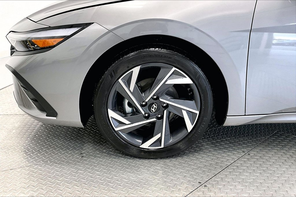 Certified 2025 Hyundai Elantra Sport FWD image 8