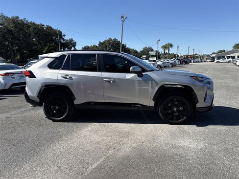 Used 2022 Toyota RAV4 SE w/ Convenience Package image 6