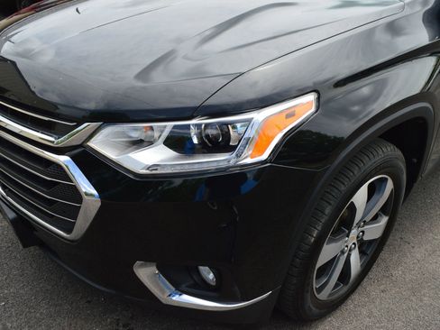 Used 2020 Chevrolet Traverse LT w/ LT Premium Package AWD/4WD image 3