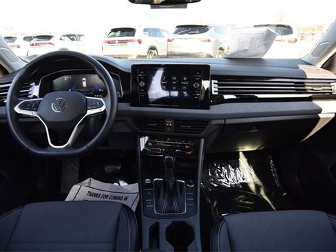 Certified 2025 Volkswagen Jetta SE w/ Sunroof Package image 7