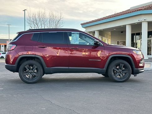 Used 2022 Jeep Compass Latitude image 3
