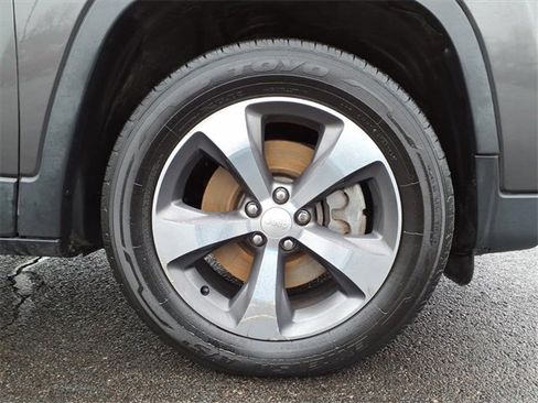 Used 2019 Jeep Cherokee Limited image 9