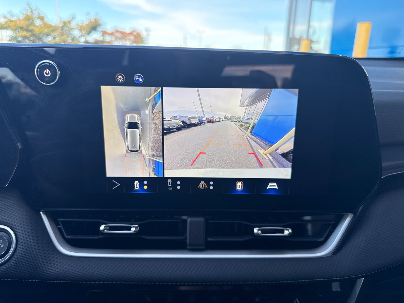 Used 2025 Chevrolet Equinox LT w/ Safety and Technology Package FWD image 25