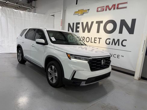 Used 2025 Honda Pilot EX-L image 2