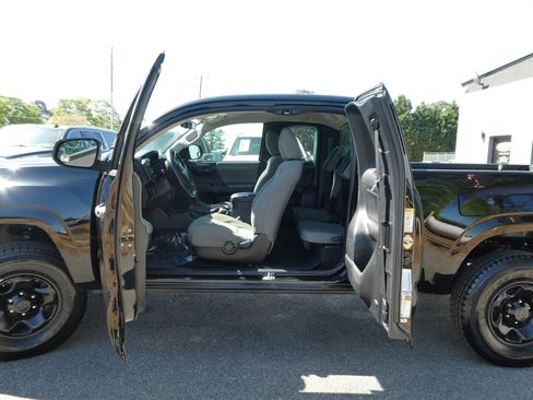 Used 2016 Toyota Tacoma SR image 28