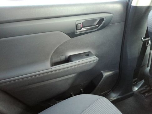 Used 2023 Toyota Highlander LE FWD image 33