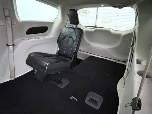 Certified 2023 Chrysler Pacifica Touring-L FWD image 17