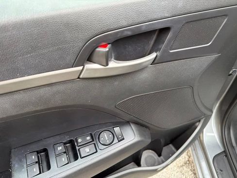 Used 2018 Hyundai Elantra SE FWD image 19