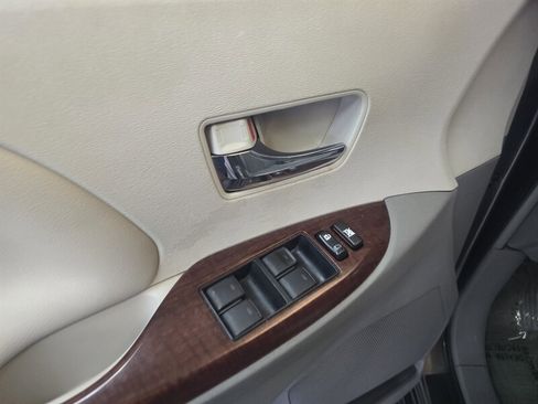 Used 2011 Toyota Sienna XLE image 19