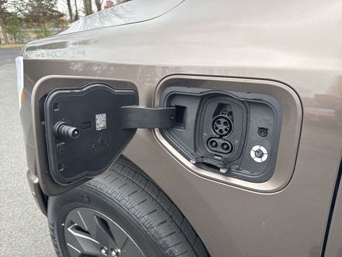 Used 2022 Ford F150 Lightning Lariat image 72