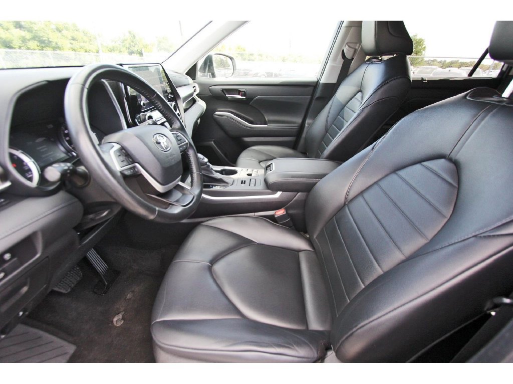 Used 2023 Toyota Highlander XLE AWD/4WD image 16