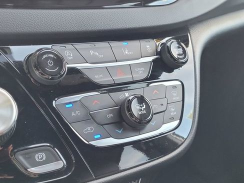 Used 2025 Chrysler Pacifica Select FWD image 11