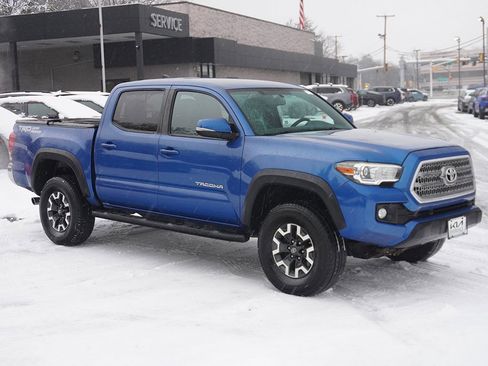 Used 2017 Toyota Tacoma TRD Off-Road image 2