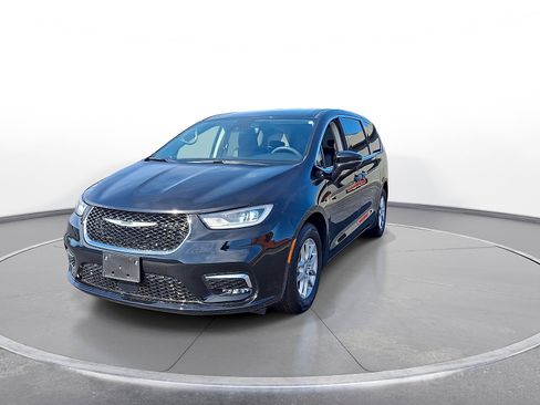Used 2024 Chrysler Pacifica Touring-L FWD image 3