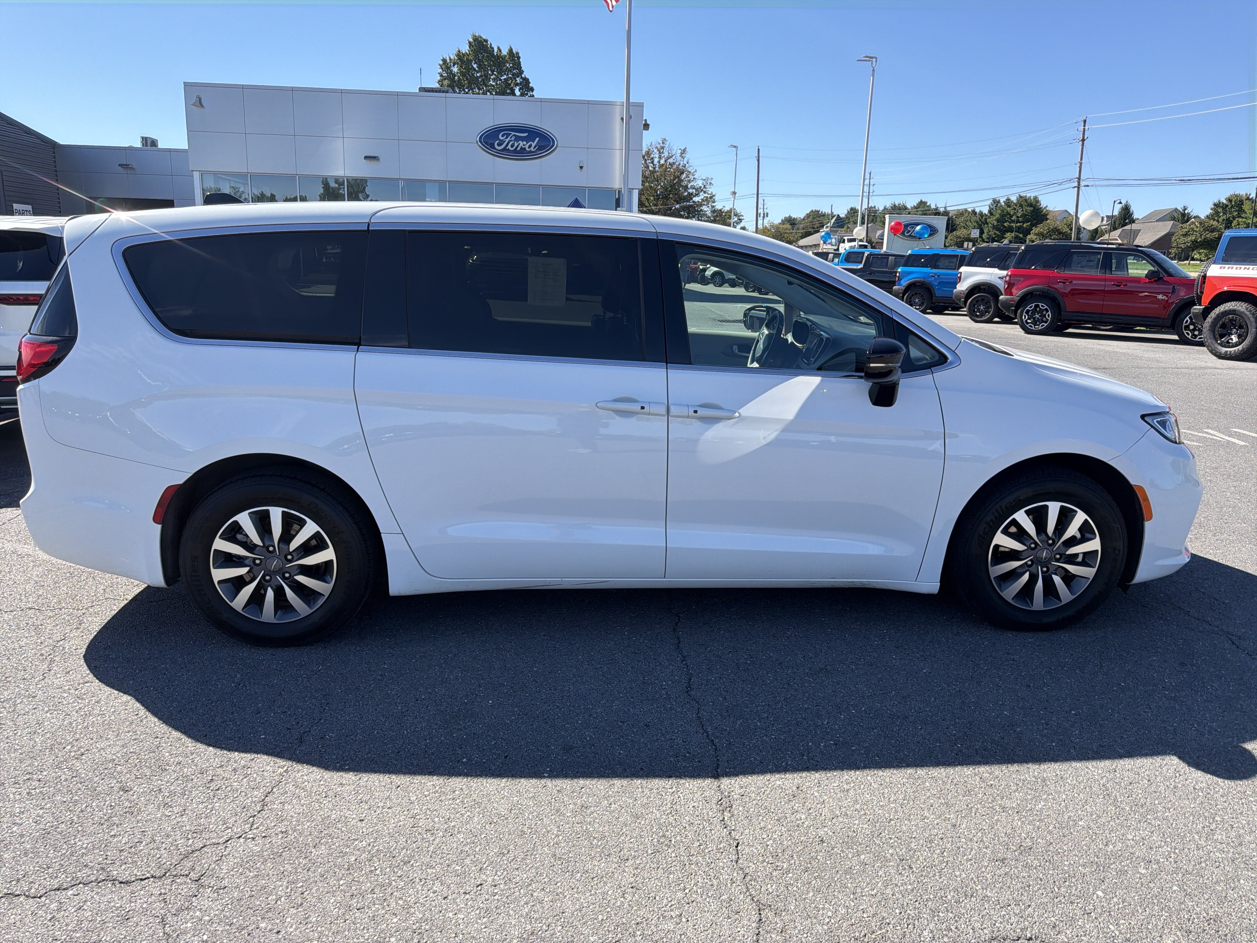 Used 2024 Chrysler Pacifica Limited FWD image 2