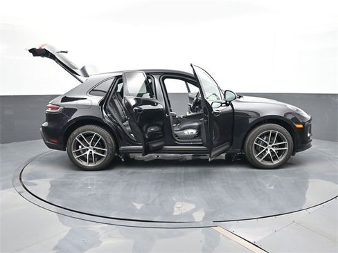Used 2022 Porsche Macan image 32