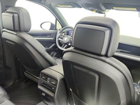 Used 2025 Porsche Cayenne w/ Premium Package image 26