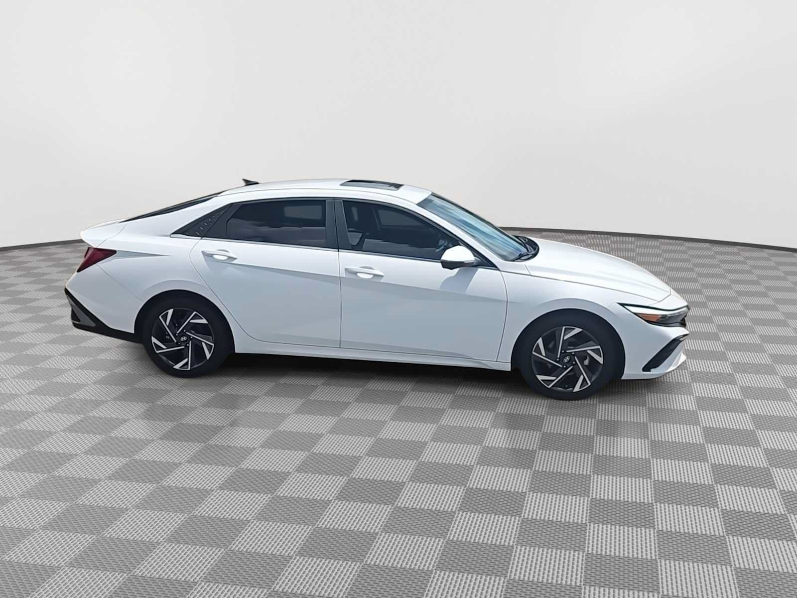 Used 2024 Hyundai Elantra Limited FWD image 9