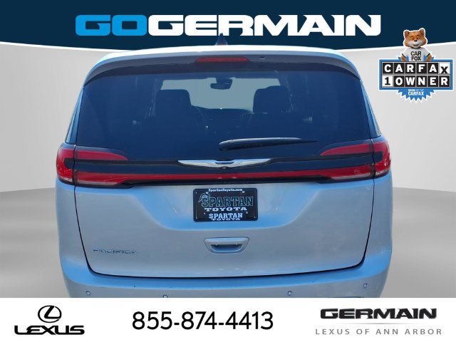 Used 2024 Chrysler Pacifica Touring-L FWD image 8