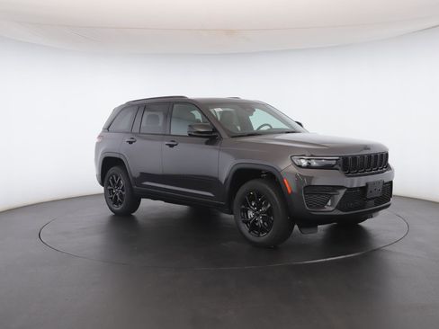 New 2025 Jeep Grand Cherokee Altitude image 35