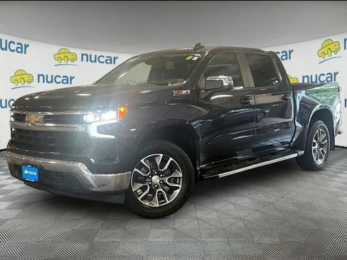 Used 2022 Chevrolet Silverado 1500 LT w/ Z71 Off-Road Package AWD/4WD image 3