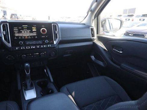 Used 2025 Nissan Frontier SV w/ SV Convenience Package image 24