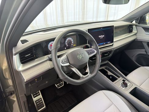New 2026 Volkswagen Tiguan SE R-Line FWD image 4