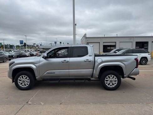 Used 2025 Toyota Tacoma SR5 AWD/4WD image 9