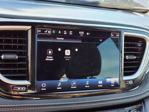 Used 2023 Chrysler Pacifica Touring image 19