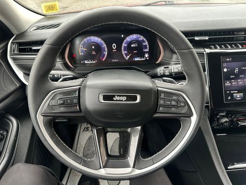 Used 2023 Jeep Grand Cherokee Laredo w/ Luxury Tech Group I AWD/4WD image 2
