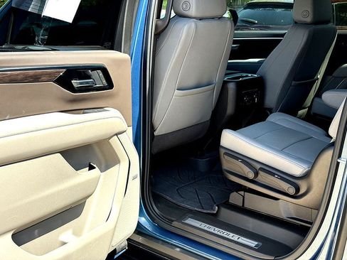 Used 2025 Chevrolet Suburban LT w/ Comfort Package RWD image 26
