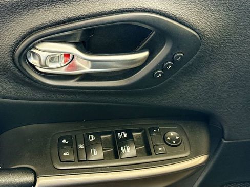 Used 2019 Jeep Cherokee Limited image 18