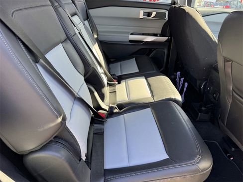 Used 2022 Ford Explorer XLT w/ Equipment Group 202A image 7