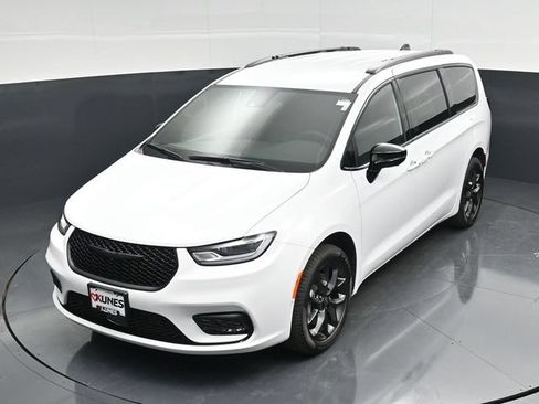 New 2026 Chrysler Pacifica Select w/ S Appearance Package AWD/4WD image 47