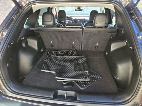 Used 2019 Jeep Cherokee Latitude Plus w/ Comfort/Convenience Group AWD/4WD image 17