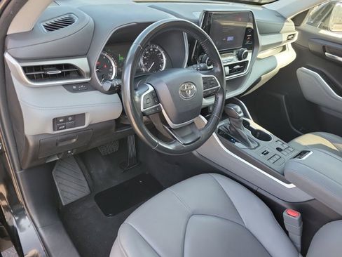 Used 2023 Toyota Highlander XLE image 4