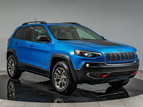 Used 2020 Jeep Cherokee Trailhawk w/ Cold Weather Group AWD/4WD image 3