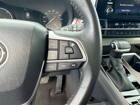 Used 2024 Toyota Sienna XLE image 9