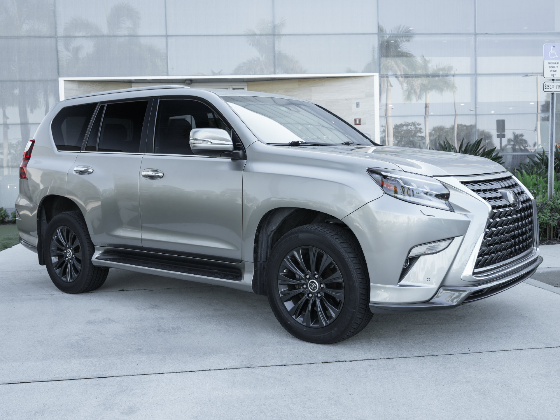 Used 2022 Lexus GX 460 Premium w/ Accessory Package AWD/4WD image 4