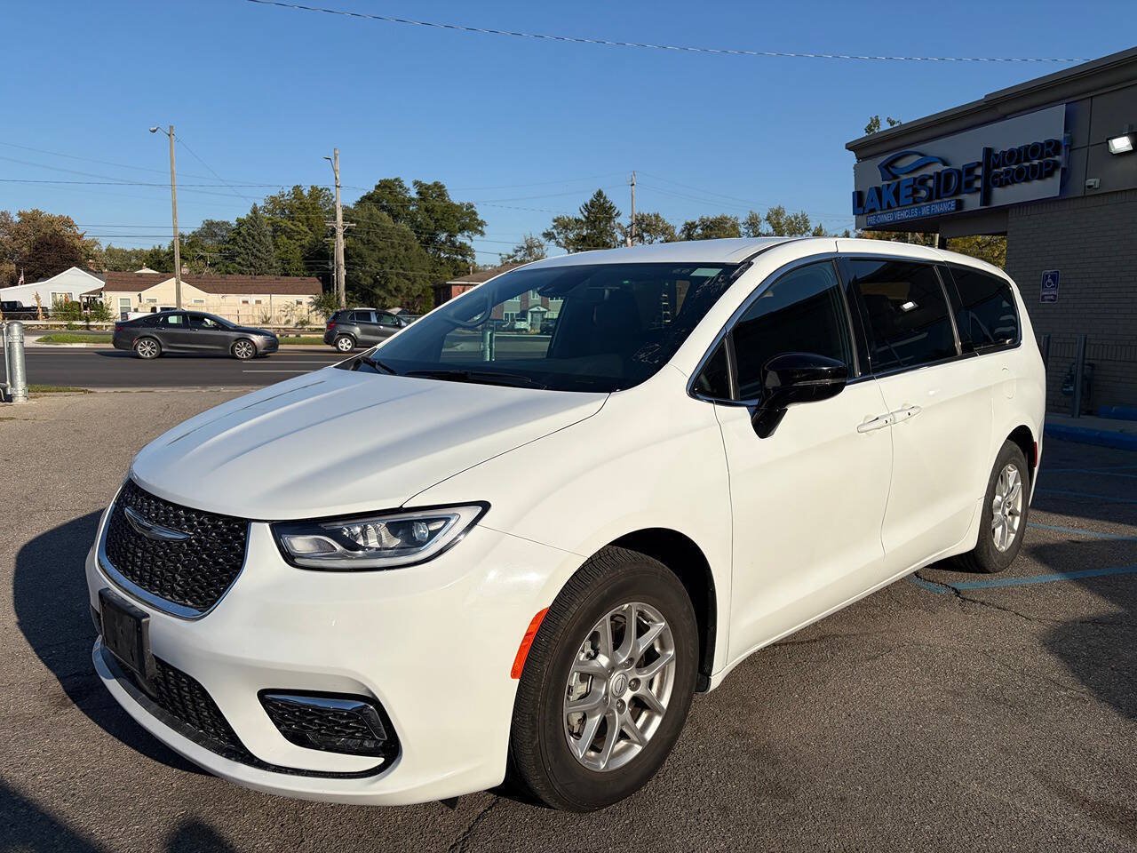 Used 2026 Chrysler Pacifica Select FWD image 1